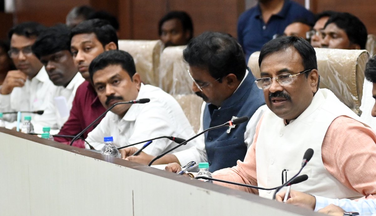 ChandaUpdates's tweet photo. वर्षानुवर्षांपासून वास्तव्यास असलेल्या रहिवास्यांना वेकोलीने त्रास देऊ नये पालकमंत्र्यांनी वेकोलीच्या अधिका-यांना सुनावले
@SMungantiwar
#Lalpeth #Babupeth #WCL #Chandrapur #चंद्रपुर #महाराष्ट्र 

🔽
https://t.co/BdaORrb8Br https://t.co/nydCgyBauJ