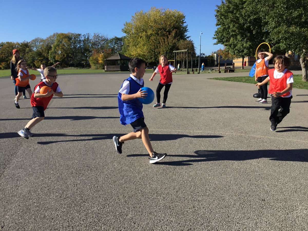 LCPS07's tweet image. Goldfinches had a fantastic afternoon playing 'Quidditch' in PE! They had to use communication, running, throwing and catching skills to win their team points. #inspiring #wellrounded