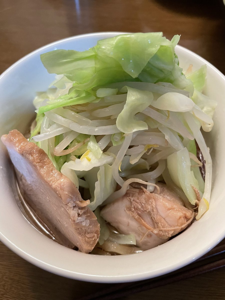 mizzmasa's tweet photo. およそ、6週間ぶりの家二郎。テイクアウトを定期的に販売してくれる。二郎中山店には感謝感謝。
少ない量に調整出来る家二郎。至福なり。 https://t.co/kzruLPtR6z