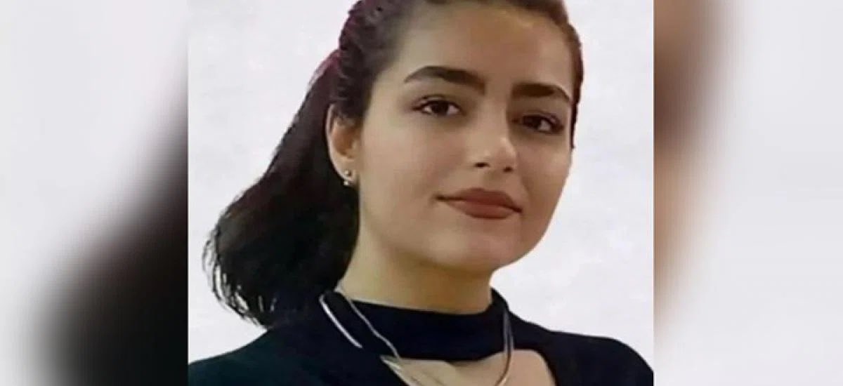 İran’da, polislerin baskın yaptığı kız lisesinde, Hamaney’i öven marşı söylemediği için dövülen öğrencilerden 16 yaşındaki #AsraPanahi, tedavi için kaldırıldığı hastanede hayatını kaybetti. Kadın özgürlük mücadelesi kazanacak. #Erdebil #IranRevolution2022 #JinaAmini