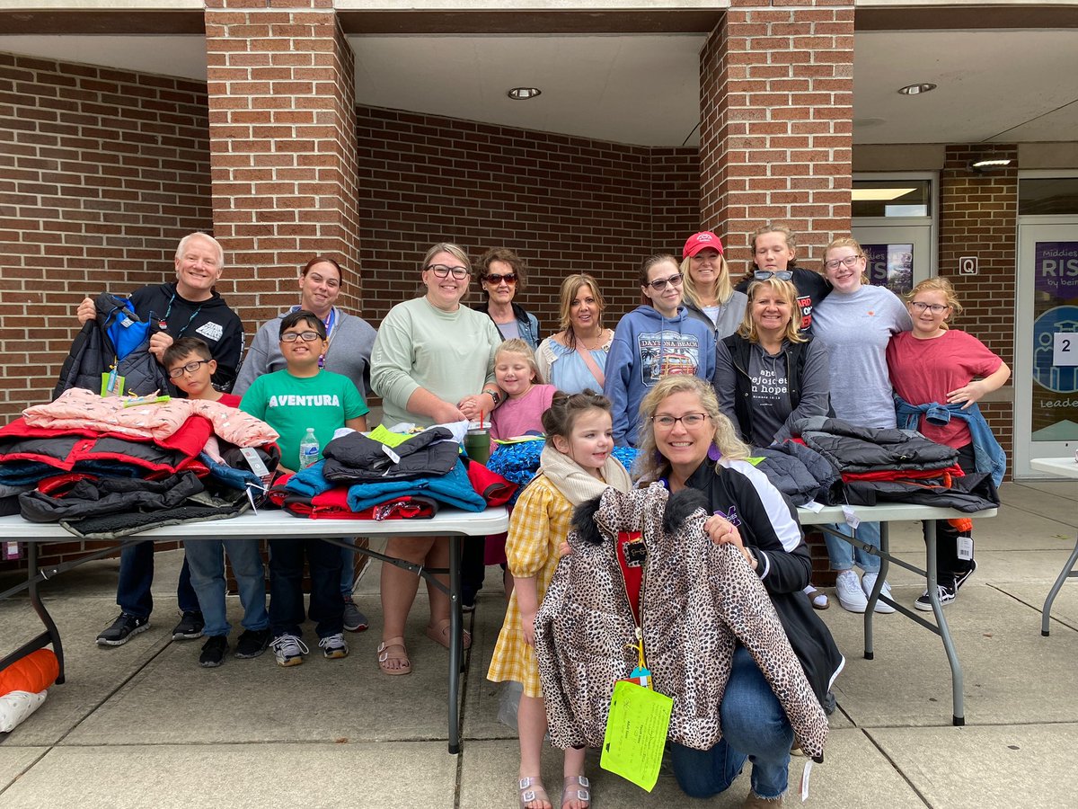 BcescSuccess's tweet photo. Big thanks to @STRATCHURCH for supplying 200 coats to @Wildwood_Tweets students, helping to keep them warm this winter!  We love our community partners! #MiddieRising #Proud2BCESC https://t.co/aeLHKOXlrW