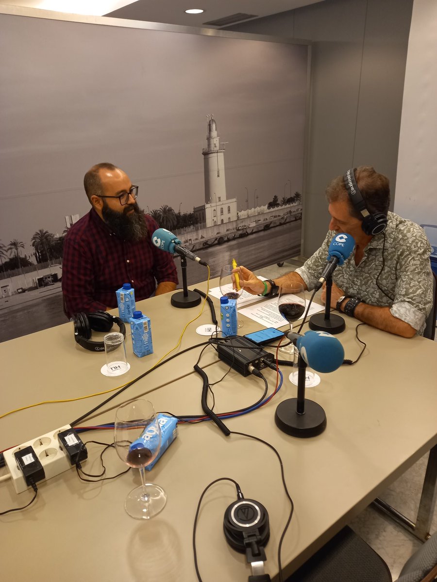 Cblancodeond's tweet photo. Hoy @COPEMalaga  desde el XVIII Salón del Vino y la Gastronomía de @narbona_solis con @pedringj #Buenastardesmalaga

Ahora Fran López Enríquez sumiller de Bodegas Luis Pérez https://t.co/21HrVso7K0