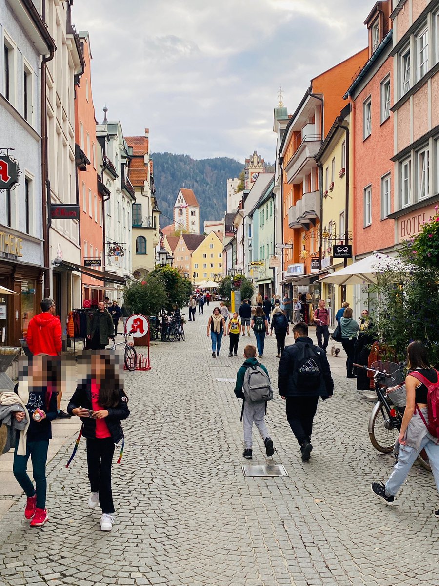 Allemagne2022's tweet photo. Fin de journée dans le joli centre ville de Füssen. La fatigue commence à se sentir, il est temps de remonter dans le bus pour München et de faire la connaissance des familles 🛏🥨 https://t.co/LcZDKyZuPK