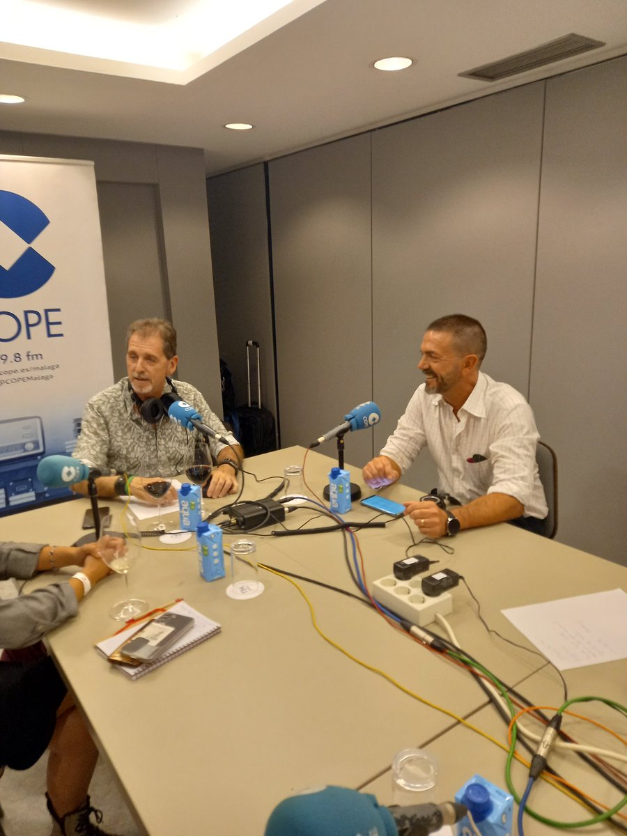 Cblancodeond's tweet photo. Hoy @COPEMalaga  desde el XVIII Salón del Vino y la Gastronomía de @narbona_solis con @pedringj #Buenastardesmalaga

Ahora con Vicente López,  Jefe de Área SUR de Pacharán Baines @PacharanBaines https://t.co/4YZOzCg3a6