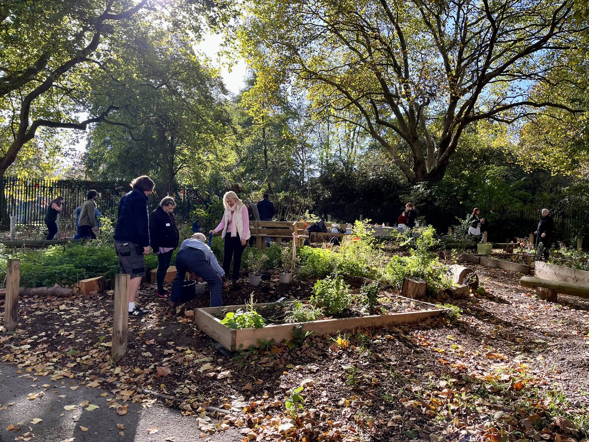 BridgetKohner's tweet image. This afternoon’s office at Market Road Garden, Islington for some tea, chatting &amp;amp; tree planting with @mencap_charity @MeTimeSouth &amp;amp; @OctopusCN. Incredible community effort to create such a magical space. Now with additional trees 🌳.

#PearsRoadTrip #DCMS #VolunteeringFuturesFund