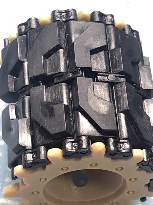 ダブルブロックだけどセンターガイドが一体化している組み立て履帯の、起動輪/誘導輪に巻いている時センターガイドの角度がおかしくなるアレ、切り取って角度付けて再接着か軸通して可動化するか無視するかしかないのか。ないな。(切れ目入れて指で捻ってはやはり無理だった)よし、無視しよう。 