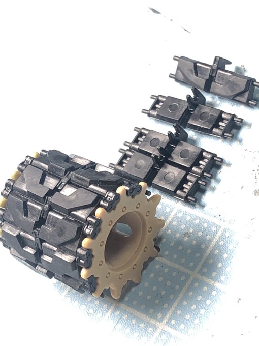 ダブルブロックだけどセンターガイドが一体化している組み立て履帯の、起動輪/誘導輪に巻いている時センターガイドの角度がおかしくなるアレ、切り取って角度付けて再接着か軸通して可動化するか無視するかしかないのか。ないな。(切れ目入れて指で捻ってはやはり無理だった)よし、無視しよう。 