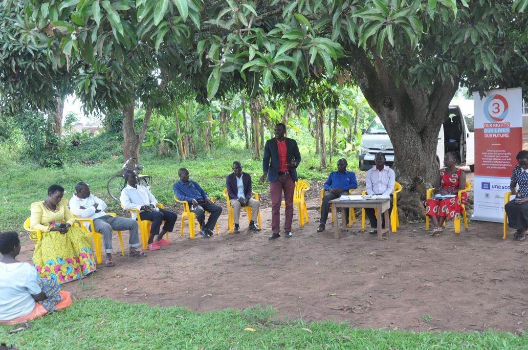 PEERUganda's tweet photo. Thru our community dialogues at PEERU, we draw participants from different sections of community, creating an opportunity to exchange information & perspectives on SRH & young people, clarifying viewpoints, & developing solns to issues of interest to the community. #03Program https://t.co/8HhejF9Ytn