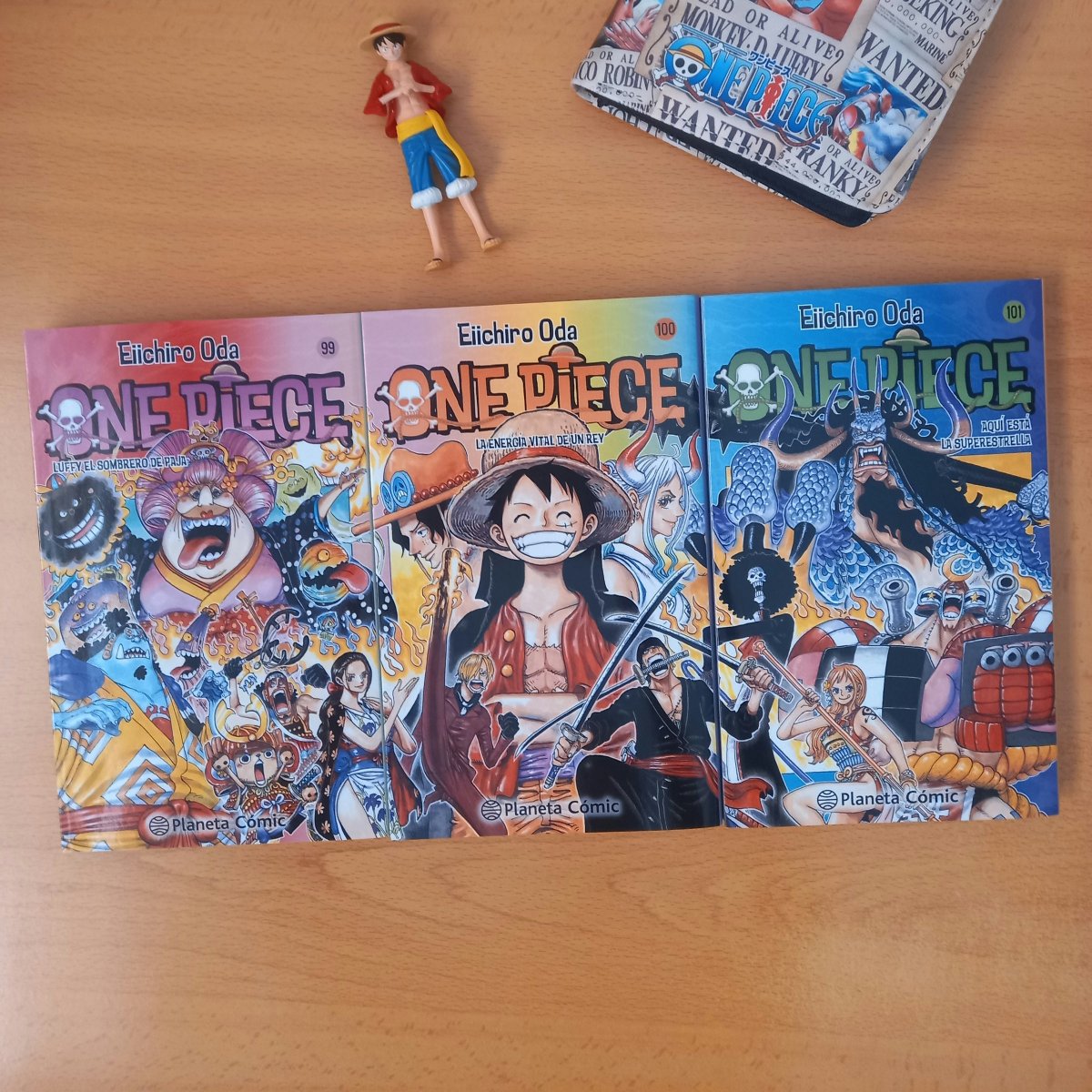 He comprado al fin el tomo 101 de One Piece y qué bien queda la ilustración completa formada junto a las portadas de los tomos 99 y 100 @PlanetadComic #ONEPIECE    #ONEPIECE100 #EiichiroOda