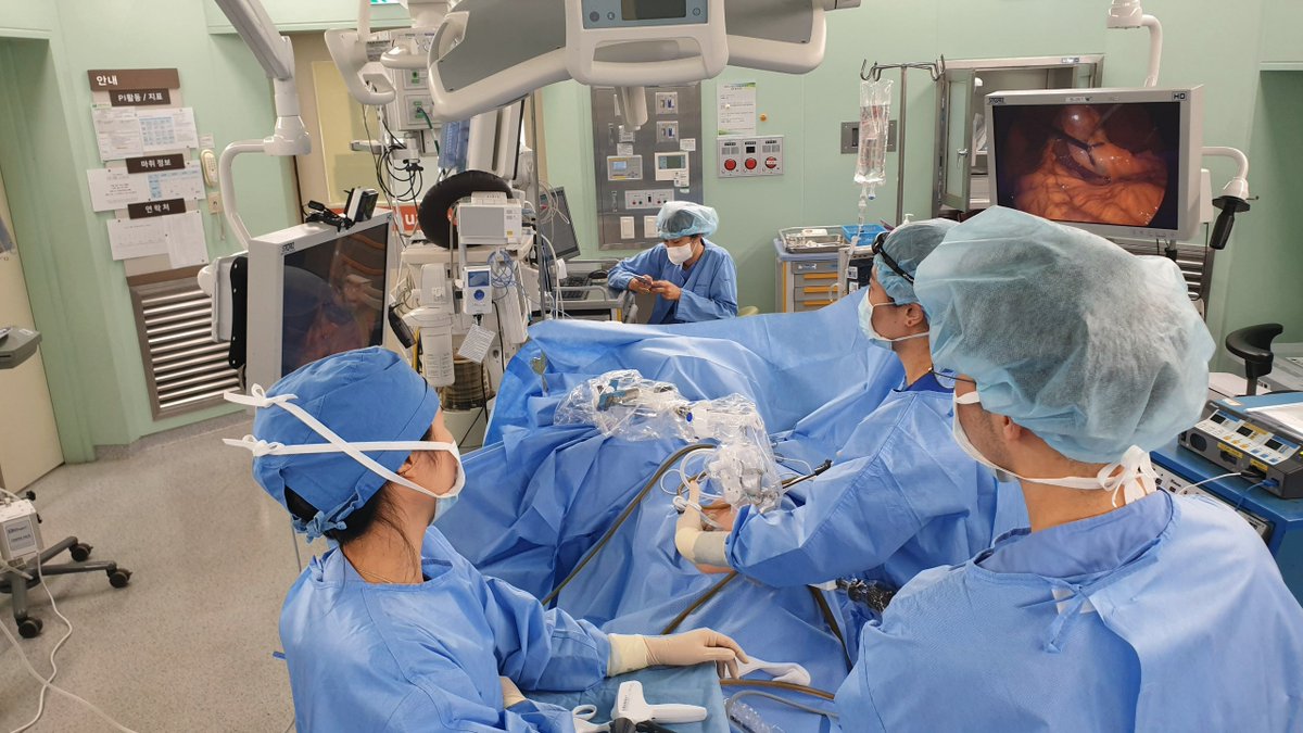 🇰🇷Congratulations to Prof. TaeHo Hong &amp; fellow Youn Kyoung Woo for becoming the first FreeHand surgeons in Korea! Two robot-assisted laparoscopic cholecystectomies were performed at St Mary’s Hospital in Seoul with the Panorama collaborative robot supplied by local partner UroPMS