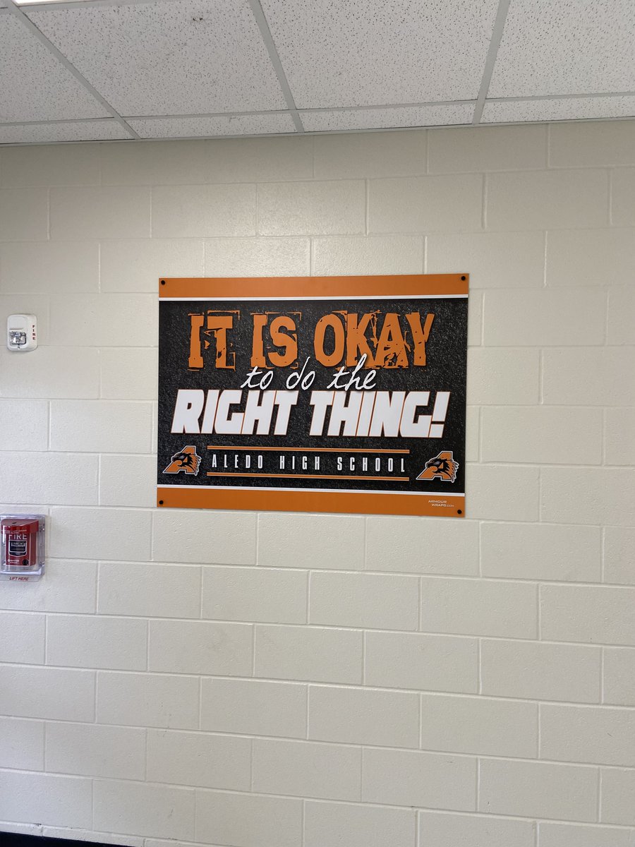 armourwrapsdfw's tweet photo. Did some #facilitysignage for @Aledo_Football @BearcatsofAledo!! Thank you for the opportunity to help with your #facilitygraphics!!! #txhsfb #schoolbranding #customgraphics #lockerroomgraphics @OfficialTHSADA @THSCAcoaches @tasanet https://t.co/AXcwJB01hL
