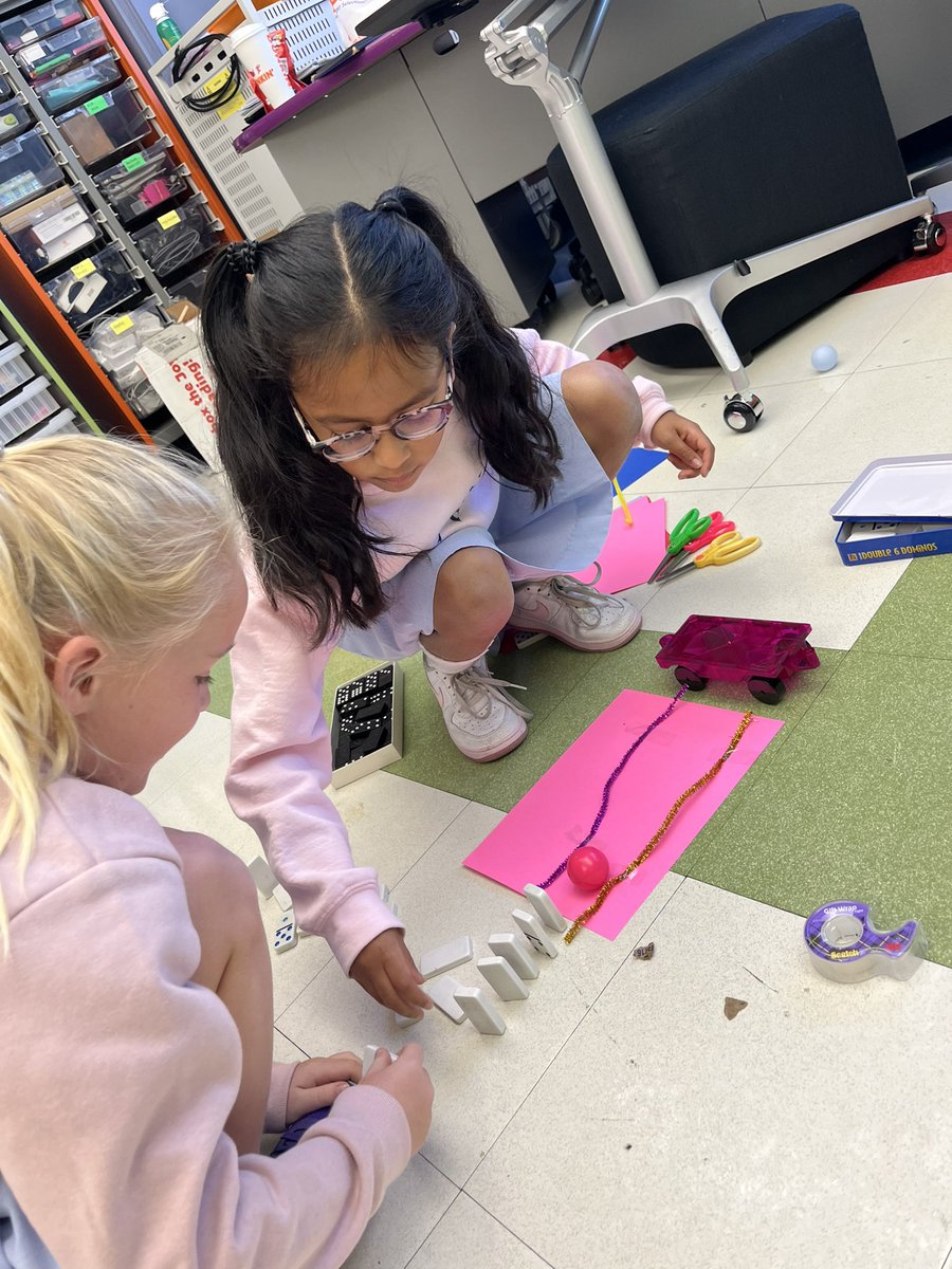 KClevering's tweet photo. #GlobalMakerDay @OakKnollSHC  it’s maker madness in the IDEAS lab https://t.co/lPqPdSCuZS