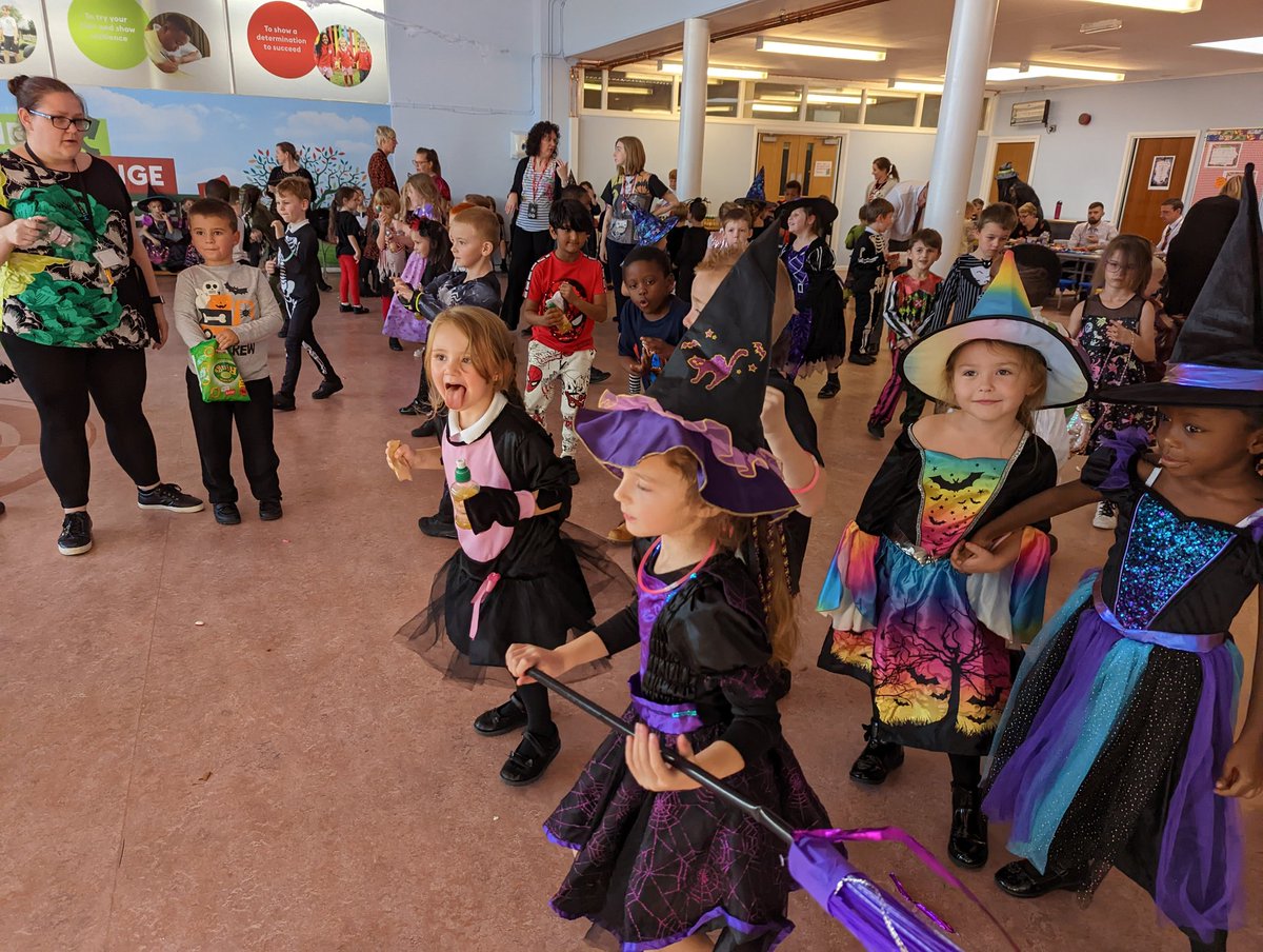 NorthlandsPri's tweet photo. KS1 Frite Nite! Lots of spooky dancers! ๐ง๐ปโ ๏ธ
#fritenite https://t.co/HmQ3CS7Zm5