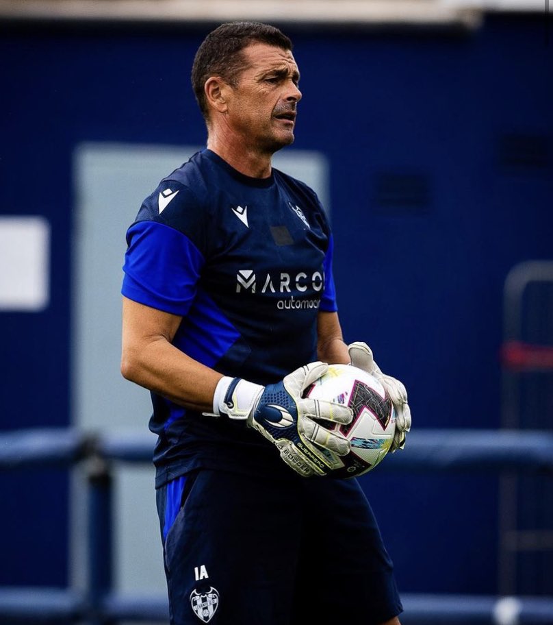 De protagonista secundario en una de las fotos icónicas de la historia del club a trabajar en el <a href="/LevanteUD/">Levante UD</a>  La vida.