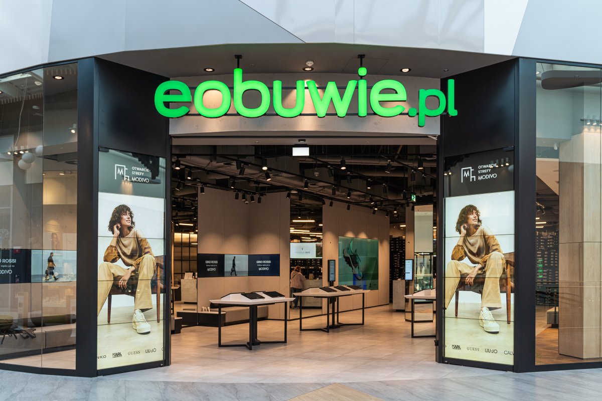 modivo_sa's tweet photo. Kolejna strefa #MODIVO w Warszawie! 🎉 Interaktywne przymierzalnie są od dzisiaj dostępne w sklepie #eobuwiePL w Centrum Janki. Na miejscu czekają na Was topowe marki, w tym #TommyHilfiger, #Guess, #Pinko, #LiuJo czy adidas, a także skaner #esizeME i pomoc asystentów sprzedaży. https://t.co/aQhQrAEd11