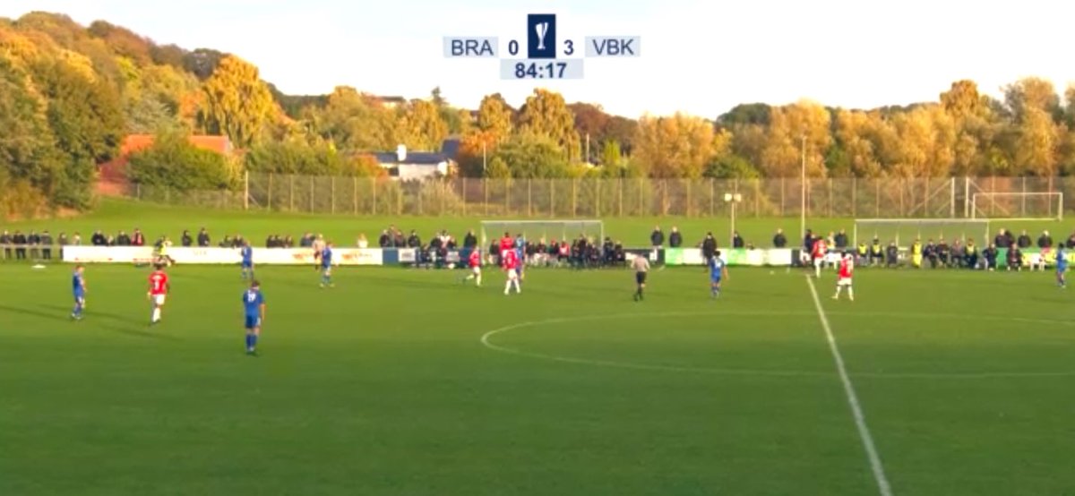 Kæmpe skud ud til de unge knægte, der skaber fremragende <a href="/Vejle_B/">Vejle Boldklub</a> stemning i Brabrand! Man hører jer tydeligt på streamet fra det vestlige Aarhus. I er Man of the Match! #VejleB #dbupokalen 🔴⚪️