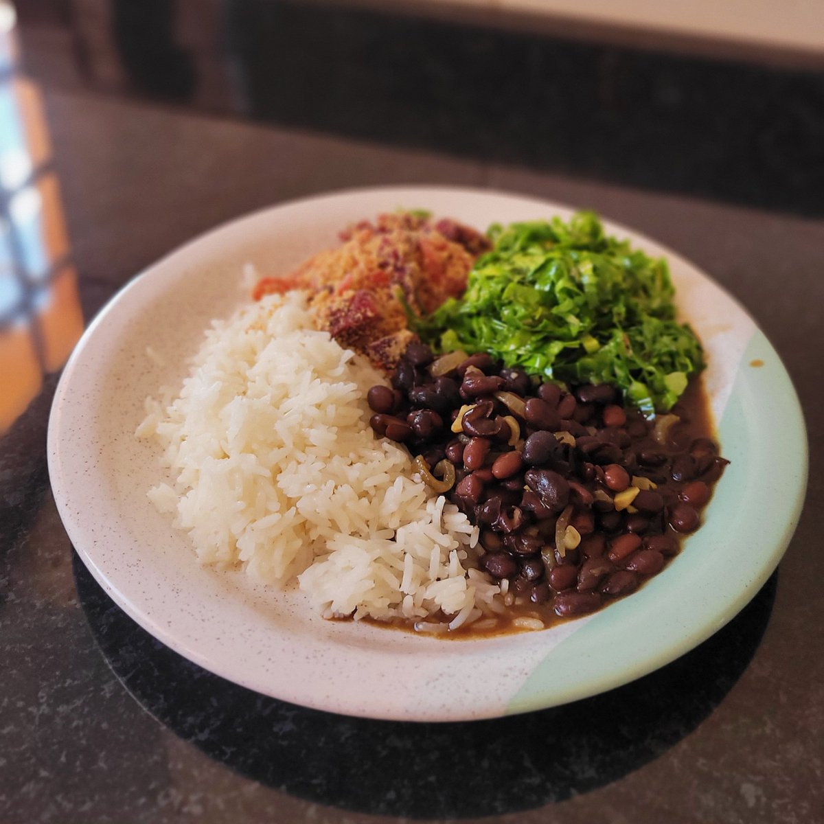 pfmirand's tweet photo. #pratosreais tem feijão preto bem temperado com folha de louro, alho, cebola e açafrão. arroz branco. couve refogada com alho e uma farofa delícia de beterraba crua picada em cubos com alho e cebola picada em rodelas
#vegfood #vegetariana #comidasimples https://t.co/8Ar0lvR0Db