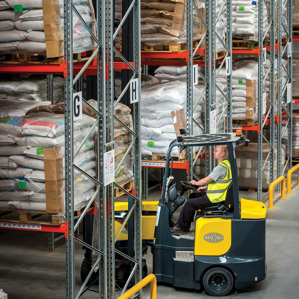 La gamme de produits #AisleMaster sont destinés aux entreprises qui désirent accroitre leur capacité de stockage de 25% à 30% dans un même entrepôt sans déménager ou agrandir. 

#ChariotsGCS #lift #forklift #warehousing #entrepot #operation #industriel #liftinginovation