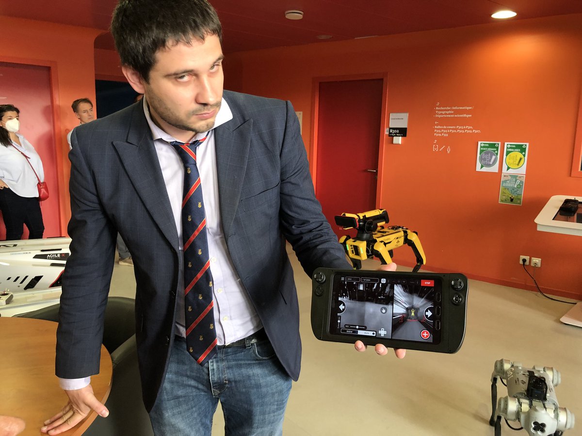 VpNum's tweet photo. #BootCamp10 #VpNum : l’heure de la pause avec @MinesNancy et découverte des chiens robots! Impressionnant en terme de performance - surtout avec la 5G. Usages pour l’industrie prometteurs, par ex dans des centrales nucléaires! https://t.co/9IhgUUW3tG