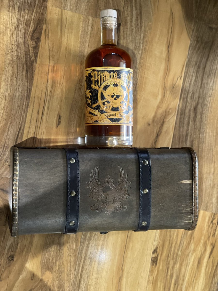 Well well well what do we have here?? @BadApePirates thank you for meeting me today for the special Rum and Mini treasure chest. Am so so impressed. Cant wait till the weekend to crack one open. Well done to the team 🥃🥃🥃🥃🥃💚💚💚💚 <a href="/SMSweho/">SMSWEHO.ETH</a> <a href="/CryptoShout1/">Delboy 🧙‍♂️ $MIM</a> check it out lads👀🥃