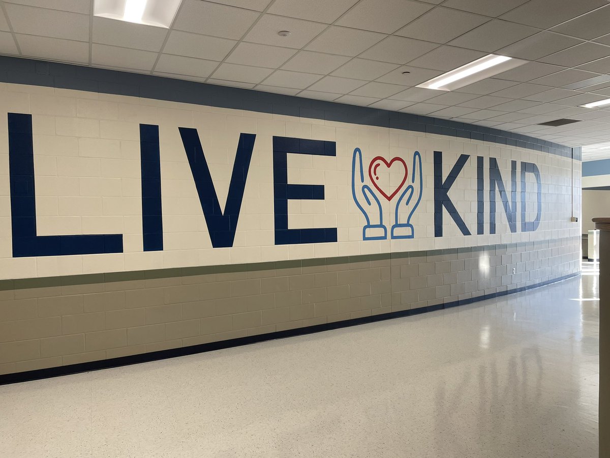 HafnerMaria's tweet photo. Give an artist a space and she'll give you a masterpiece! @webbcubs @BlondeA87999227 #MISDliveskind #Webbliveskind #myMISD #webblc https://t.co/QuAYB0dadp