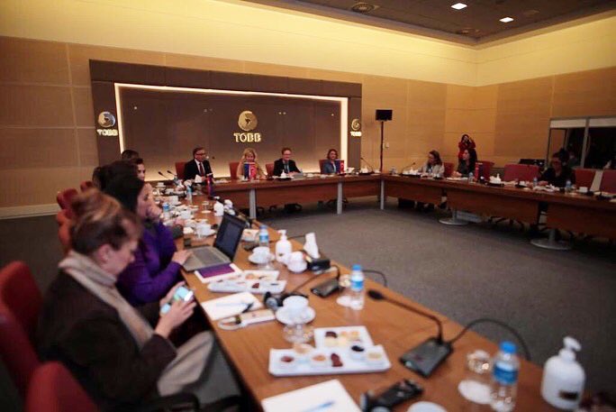 Büyükelçi Nikolaus Meyer Landrut, kadınların meslek örgütlerinde eşit temsil edilmesini desteklemek için sivil toplum örgütleriyle bir araya geldi. TOBB’un ev sahipliğinde düzenlenen toplantıda AB destekli <a href="/esittemsil/">Aktif Kadın Eşit Temsil</a> Projesi’nin sonuçları 🇹🇷deki <a href="/ABBilgiMerkezi/">AB BİLGİ MERKEZLERİ (EU INFORMATION CENTERS)</a> ile paylaşıldı.