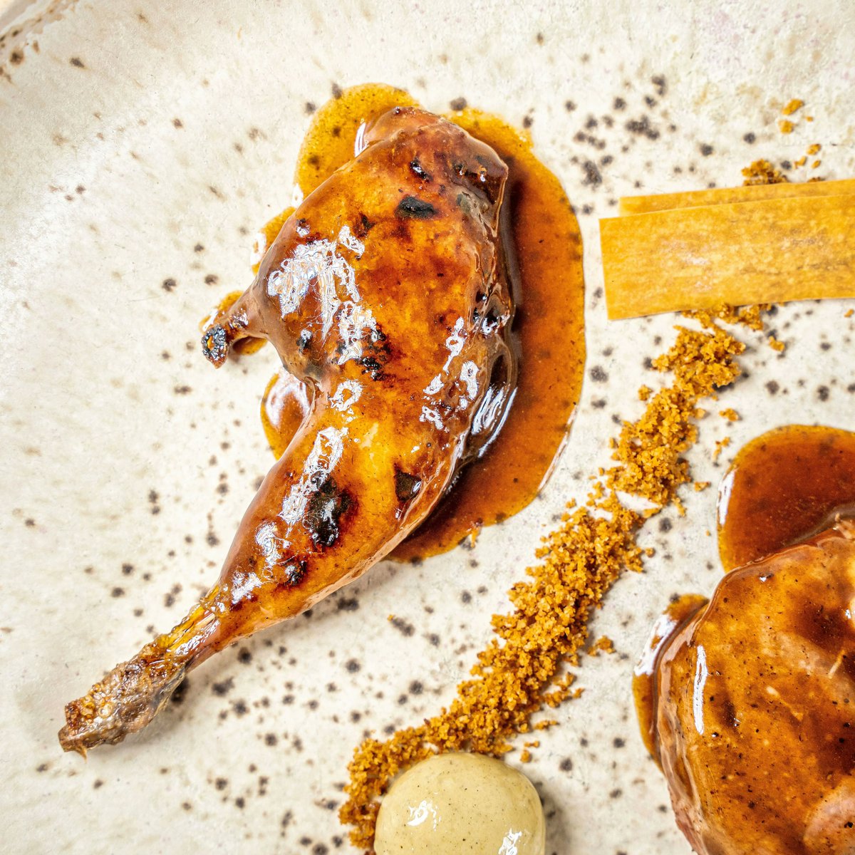 Rest_Calenric's tweet photo. Cada cosa al seu temps i a la seva cocció 👌 Guatlla: canapé dels seus interiors; pit a la brasa 🔥 i cuixa confitada
#calenric #restaurantcalenric #valldebianya #estrellamichelin #michelinchef #michelinstar #guiamichelin #oad2022 https://t.co/LRwpWVWC8p