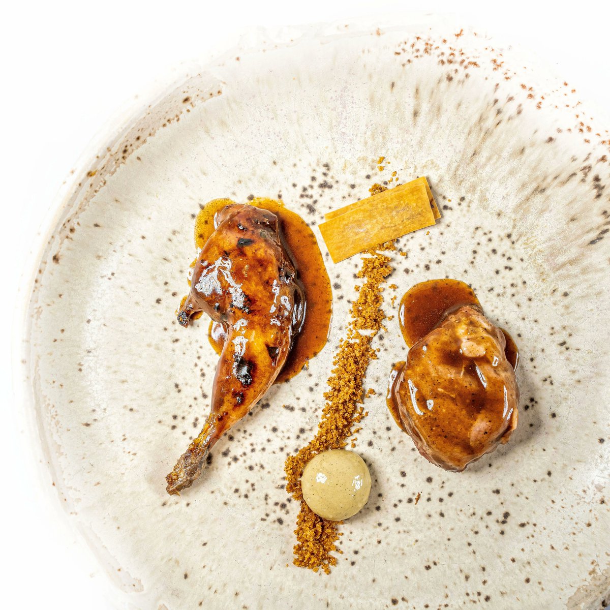 Rest_Calenric's tweet photo. Cada cosa al seu temps i a la seva cocció 👌 Guatlla: canapé dels seus interiors; pit a la brasa 🔥 i cuixa confitada
#calenric #restaurantcalenric #valldebianya #estrellamichelin #michelinchef #michelinstar #guiamichelin #oad2022 https://t.co/LRwpWVWC8p