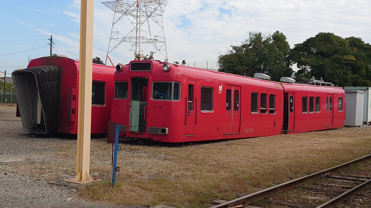 miznobu's tweet photo. 夜勤明けで立ち寄ってお別れしてきました
自分の年齢よりも若い車歴なので、まだまだ新しい電車というイメージをもってしまいますが…
これで本線系統の6000系中期車は全て淘汰されたとの事で
41年間の活躍 お疲れ様でした
#6028F https://t.co/BYnbrbXIRv
