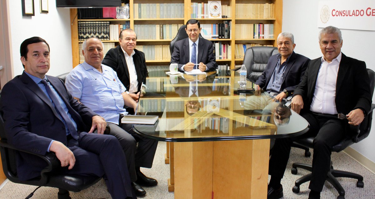 consulmexlaredo's tweet photo. Recibimos la visita del Presidente Juan Eliud Martín Ciénega y consejeros de @canacolaredo de Nuevo Laredo, para explorar caminos de exportación de pequeños productores artesanales hacia Estados Unidos. 🇲🇽🇺🇸 https://t.co/dYZiq4GeSj