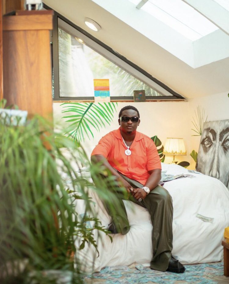 Happy birthday WC, one of the few living legend    . 
Comment your favorite Wande Coal music of your time below. 