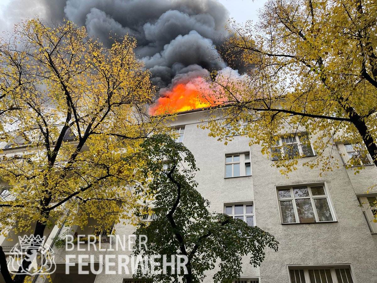 Berliner_Fw's tweet photo. In einem 5-gesch. Wohnhaus brannte das #Dachgeschoss mit Übergriff auf den Seitenflügel. #Brandbekämpfung im Außenangriff mit 2 B-Rohren über #DLK und Innenangriff mit 5 C-Rohren. Alle Betroffenen in Sicherheit gebracht, keine Verletzten. Insg. 100 Einsatzkräfte vor Ort.
#EsuK https://t.co/P8Y7Cs4pIc