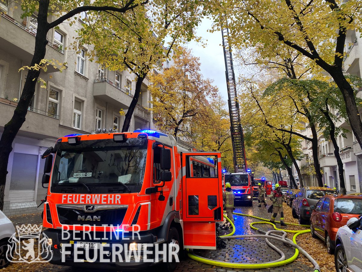 Berliner_Fw's tweet photo. In einem 5-gesch. Wohnhaus brannte das #Dachgeschoss mit Übergriff auf den Seitenflügel. #Brandbekämpfung im Außenangriff mit 2 B-Rohren über #DLK und Innenangriff mit 5 C-Rohren. Alle Betroffenen in Sicherheit gebracht, keine Verletzten. Insg. 100 Einsatzkräfte vor Ort.
#EsuK https://t.co/P8Y7Cs4pIc