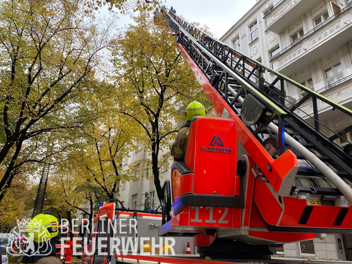 Berliner_Fw's tweet photo. In einem 5-gesch. Wohnhaus brannte das #Dachgeschoss mit Übergriff auf den Seitenflügel. #Brandbekämpfung im Außenangriff mit 2 B-Rohren über #DLK und Innenangriff mit 5 C-Rohren. Alle Betroffenen in Sicherheit gebracht, keine Verletzten. Insg. 100 Einsatzkräfte vor Ort.
#EsuK https://t.co/P8Y7Cs4pIc