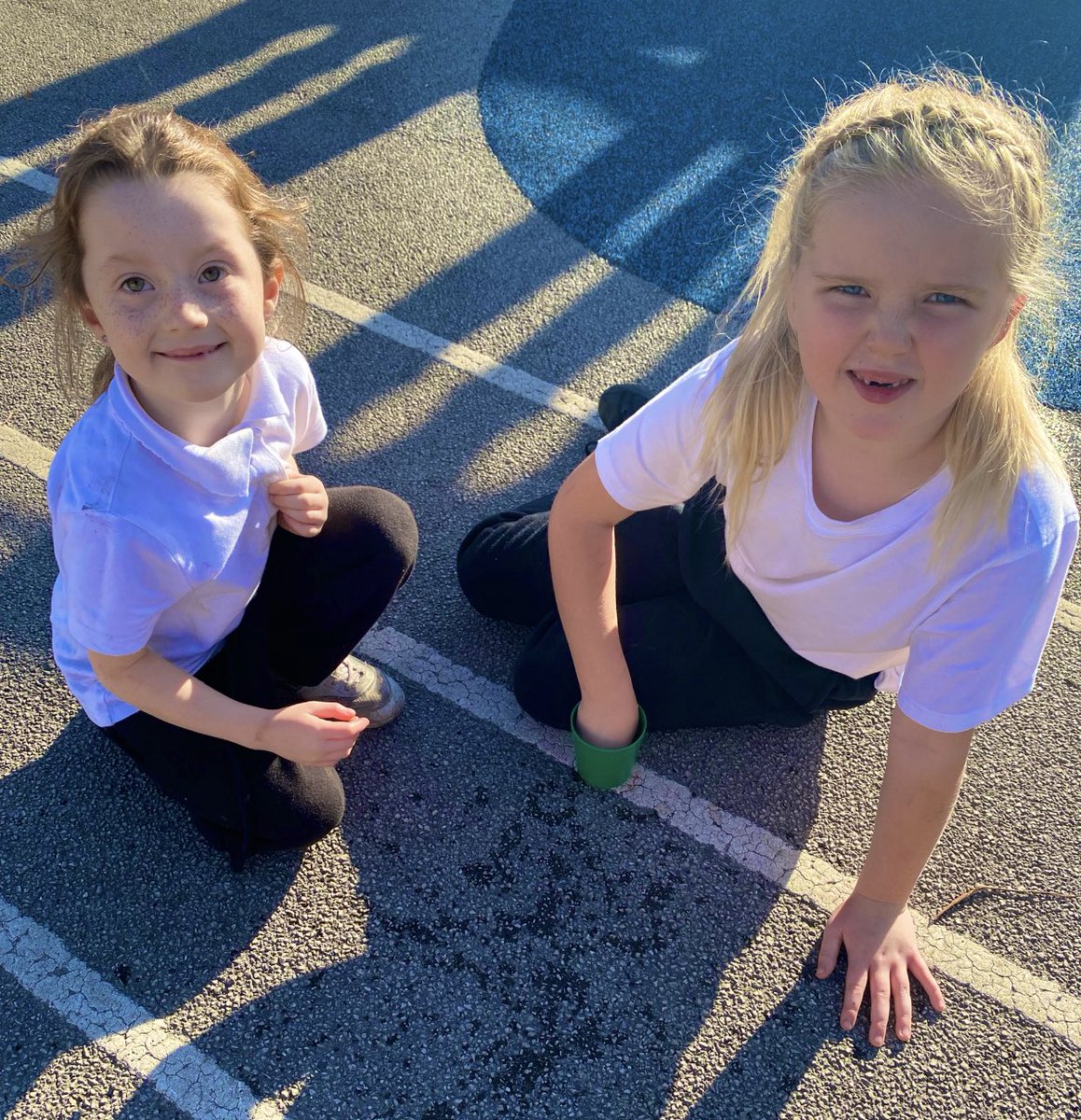 roscoeprimary3's tweet photo. Practising our dripping technique before we create our Jackson Pollock inspired art work 🎨💦 https://t.co/7utlzoWSRJ