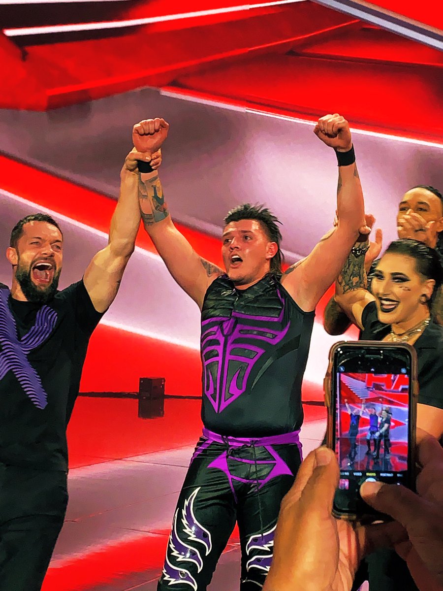 Aberna16Matthew's tweet photo. Alternate pics from my view last night at #WWERaw in #wweokc @PaycomCenter https://t.co/pgShMtFjZK