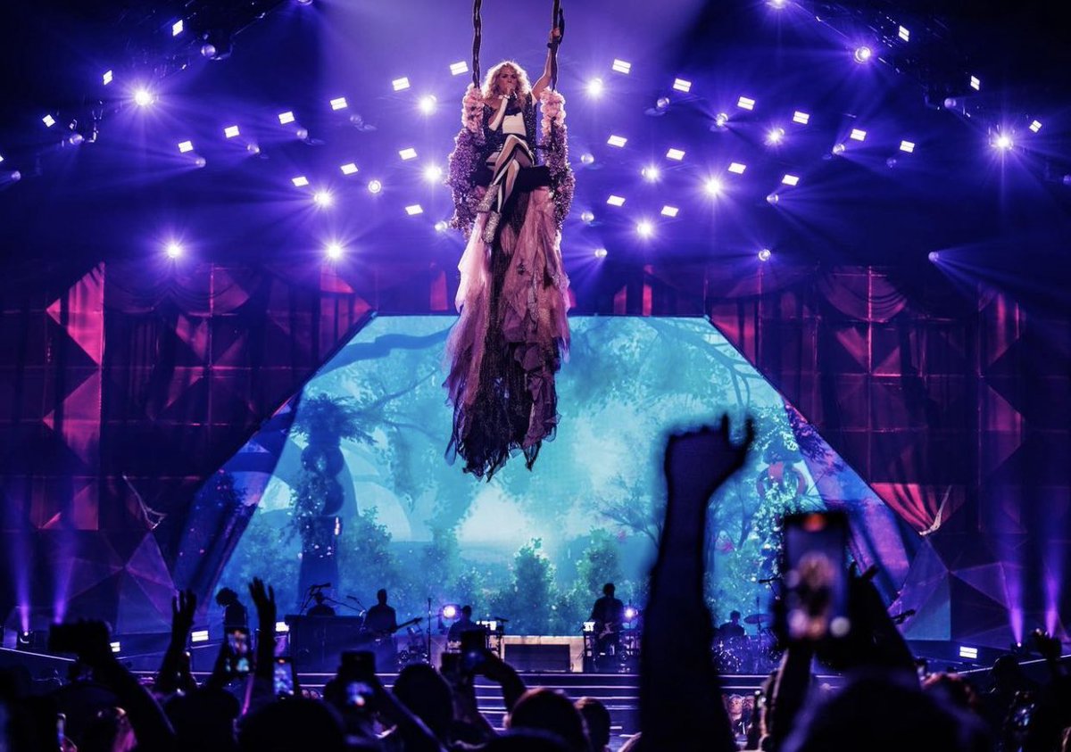 carrieunderwood's tweet photo. Another incredible crowd last night In Indianapolis! This show is so much fun! 😎 Can’t wait to do it again tonight in Grand Rapids!!! 
📸: @JeffJohnsonFilm  #DenimAndRhinestonesTour

https://t.co/xdCqOO79c3 https://t.co/POAXTx4wpz