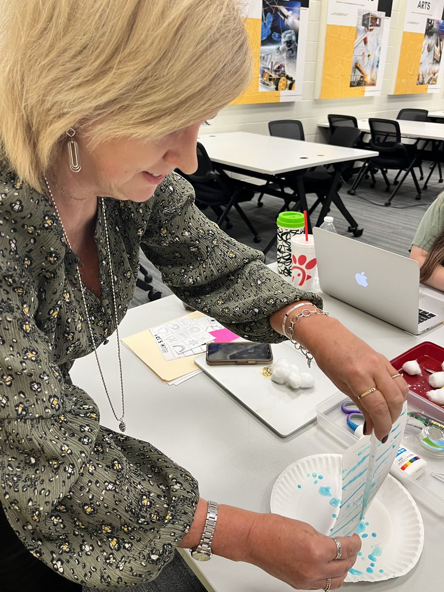 leannekodabeau's tweet photo. Science training and art!!! #rocketpride @Rockets120  @McAllenISD #science @ScienceMISD https://t.co/5MbkS2Lwps