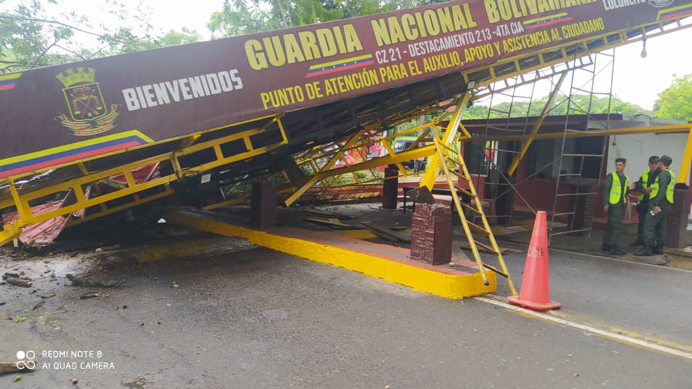 JesusCardenas90's tweet photo. Reporte #RedDeHalcones Sin paso hacia La Fría, se acaba de caer un arbol, y este tumbo el techo de la alcabala de Coloncito...🤔🇻🇪🌳🙈 @contacto937 https://t.co/tSLWR3uaaY