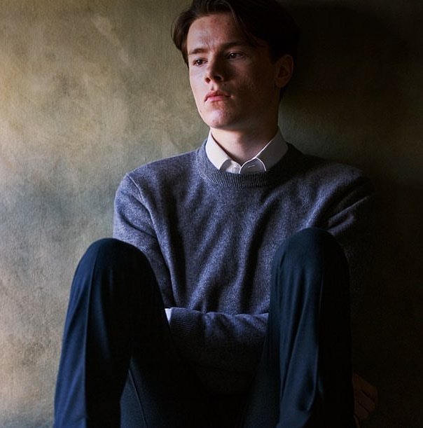 antikingofuk's tweet photo. Antom Samuel the II 

[20]
□ Principe Heredero, Futuro Rey de todo el Reino Unido
□ Estudiante de Arquitectura en la Universidad de Cambridge, 2do Año
□ El me enseñó colores que sabe que no puedo ver con nadie más.. 
□ rol en extensión media-larga

Un rt?
#FreeRol https://t.co/YiHzemNYS6