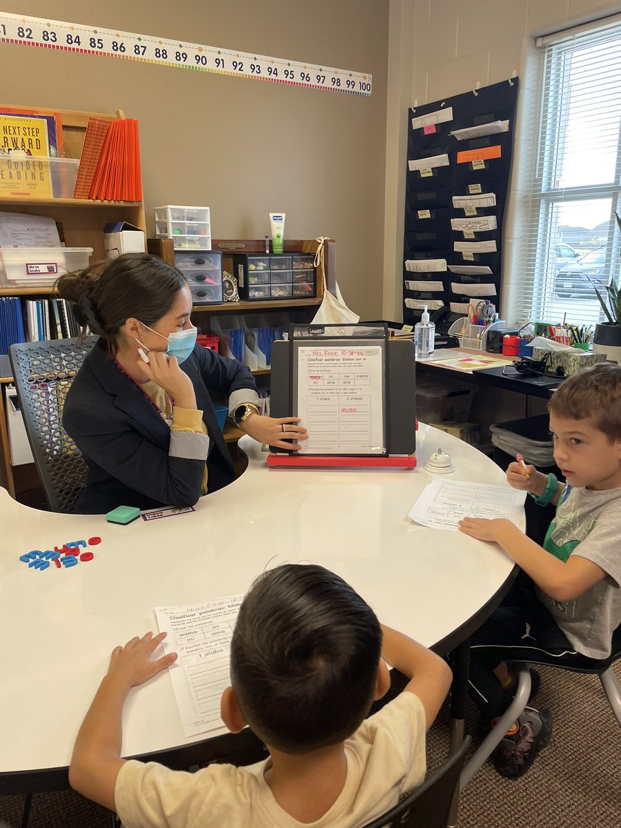 ThatLittleLady's tweet photo. La maestra Prince usa fragmentos en su aula @CCES_Hippos @DRMLARA @HuttoISD https://t.co/S4pEW7CHmc