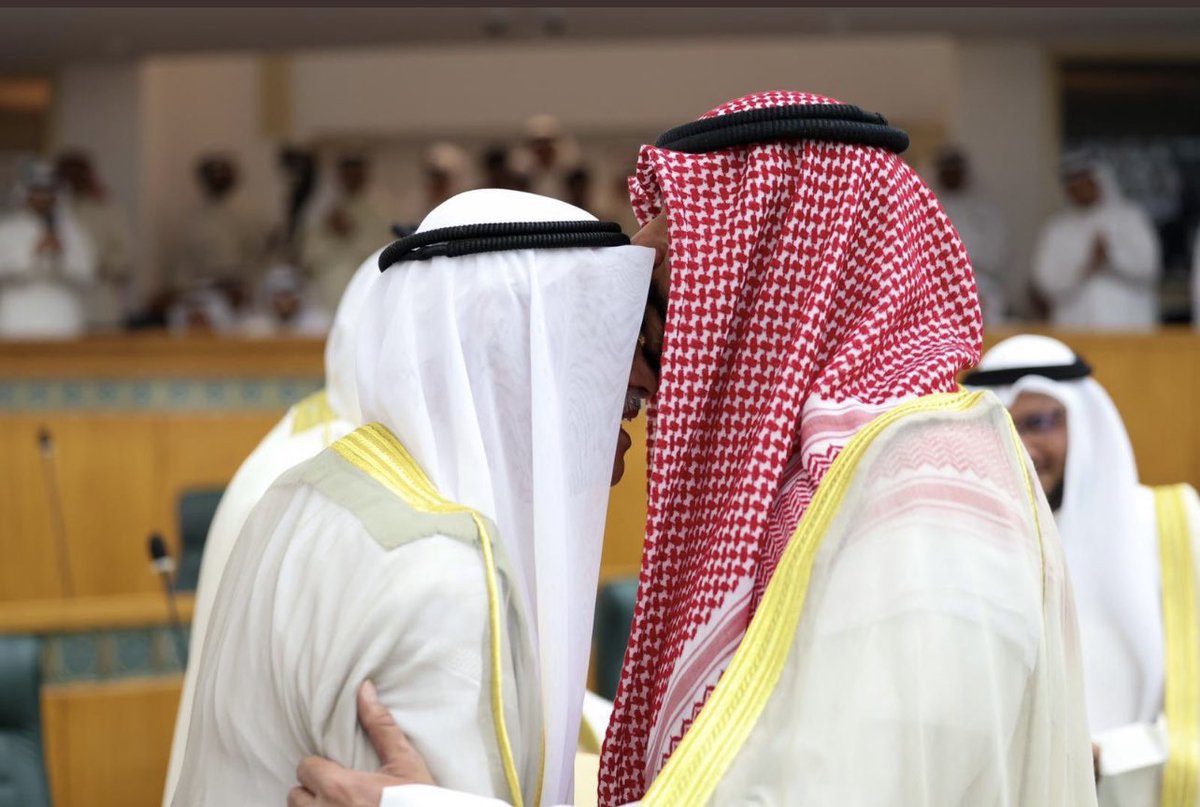 الشيخ طلال خالد الصباح نائباً أول لرئيس مجلس الوزراء و وزيراً للداخليه يقبل رأس احمد السعدون 
( شيخ خَلقاً وخُلقاً ومنطقاً )
#طلال_الخالد_الصباح