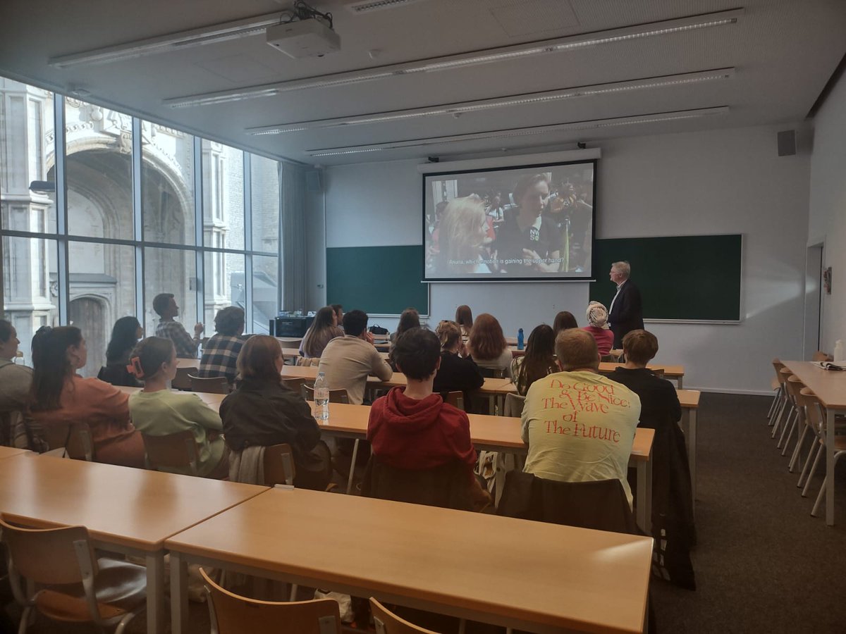 Interessante opening van het academisch jaar: masterstudenten Politieke Communicatie luisterden aandachtig naar een lezing van voormalig nieuwsombudsman van de VRT Tim Pauwels @pauwelt #UAntwerpen #FSW