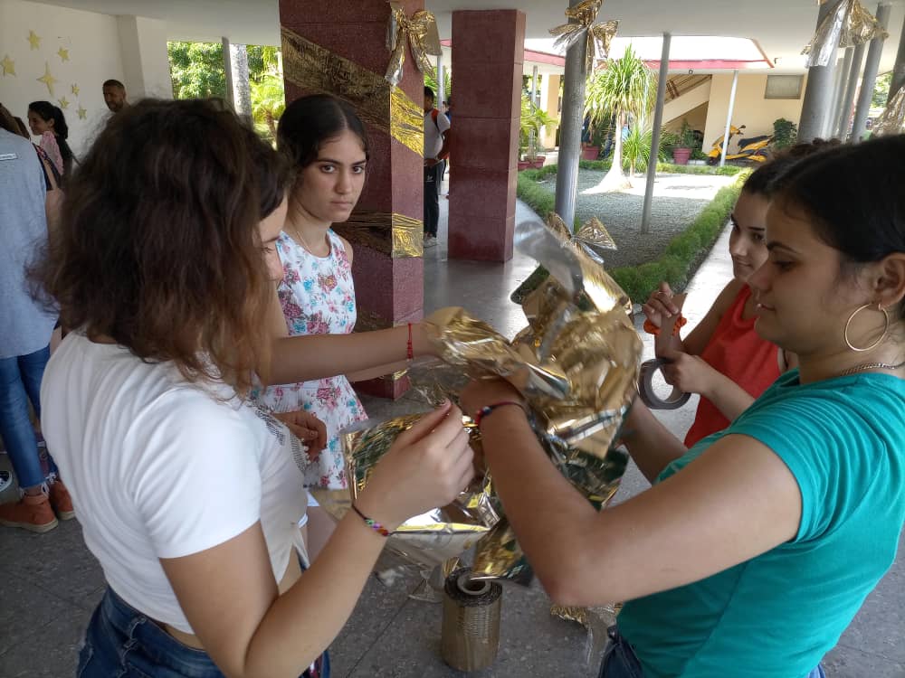 También se vive el Festival de Artistas Aficionados, hoy la Facultad de Enseñanza Media, nos encanta con su Expo: 'Érase una vez un sueño', la #UCLVnuestra asaltada por sus jóvenes