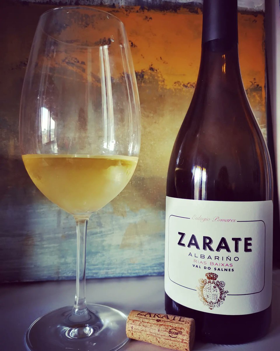 En #galicia en el #valledelsalnes de viñas emparradas y cerquita del mar, viene este #albariño 💯 de <a href="/EulogioPomares/">eulogio pomares</a>
Fresco, mineral, buena acidez natural y con 3 ms sobre lías. Muy rico 🙌 #adegaZárate  #ecológico #granito <a href="/Rias_Baixas/">D.O. Rías Baixas</a>