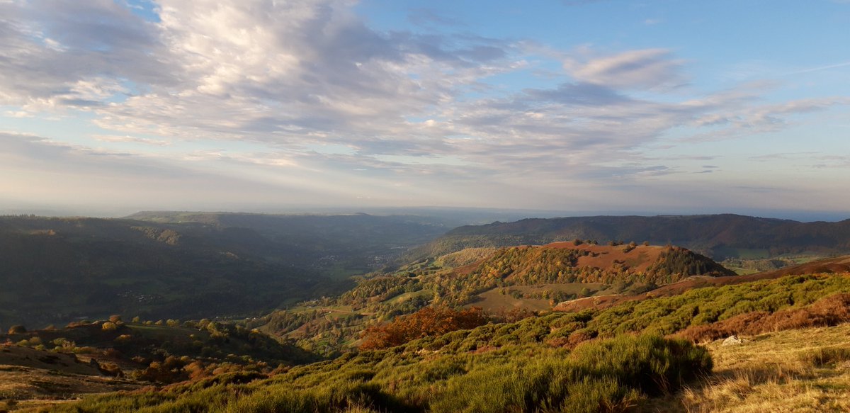 Lumière d'automne sur le volcan du #cantal... 
#auvergne #auvergnetourisme