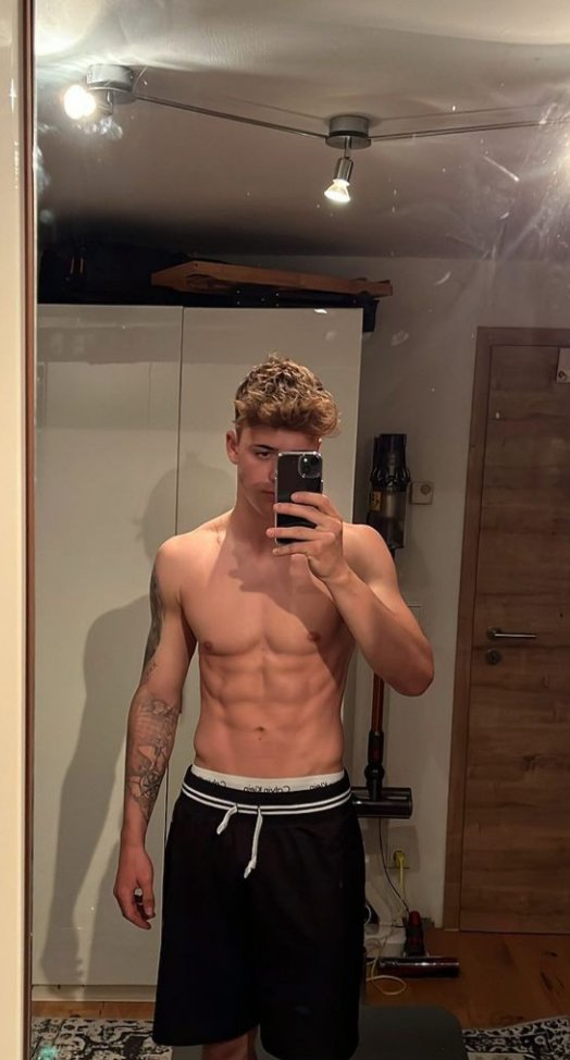 AlphaJamesb's tweet photo. hello losers, do you want to be reminded who's boss today too? DM is open 🔥😏

 #findom #paypig #cashslave #maestro #alphamale #humanamt #rt #drains https://t.co/UAduWl7BAr