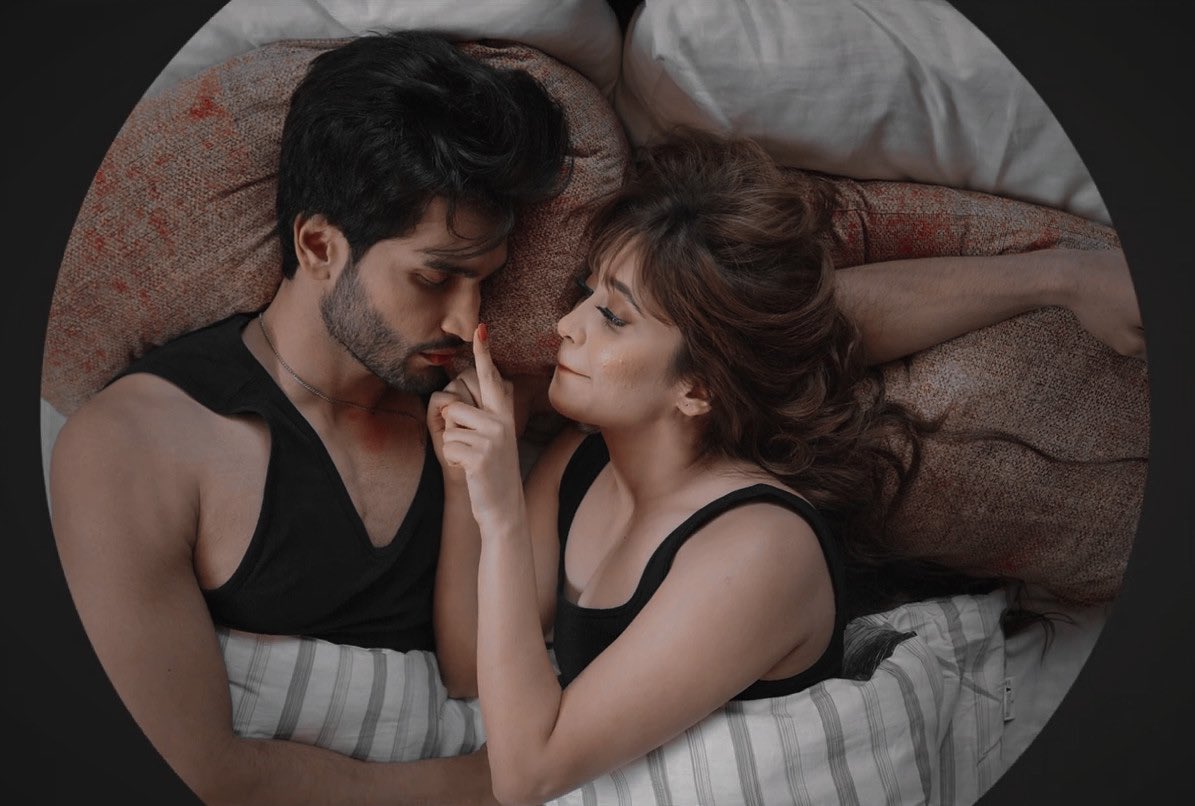 shivixcafe18's tweet photo. This particular shot! Damnnn!🌝🔥

HEER RANJHA OURS NOW
#ShivangiJoshi #RohitKhandelwal https://t.co/t2dJNpiy4o