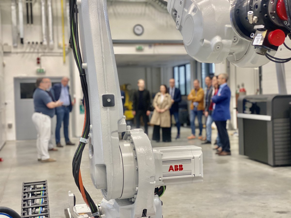RICAIP_EU's tweet photo. Today we had visitors in our soon launched #RICAIPTestbedBrno! 🫱🏻‍🫲🏼

Thanks to the participants of the @interregeurope workshop at @CEITEC_Brno @VUTvBrne for taking a tour around our facility 🦾

#RICAIP #testbed #industry40 #ai #brnoregion #czechrepublic https://t.co/AeVphIWM9g