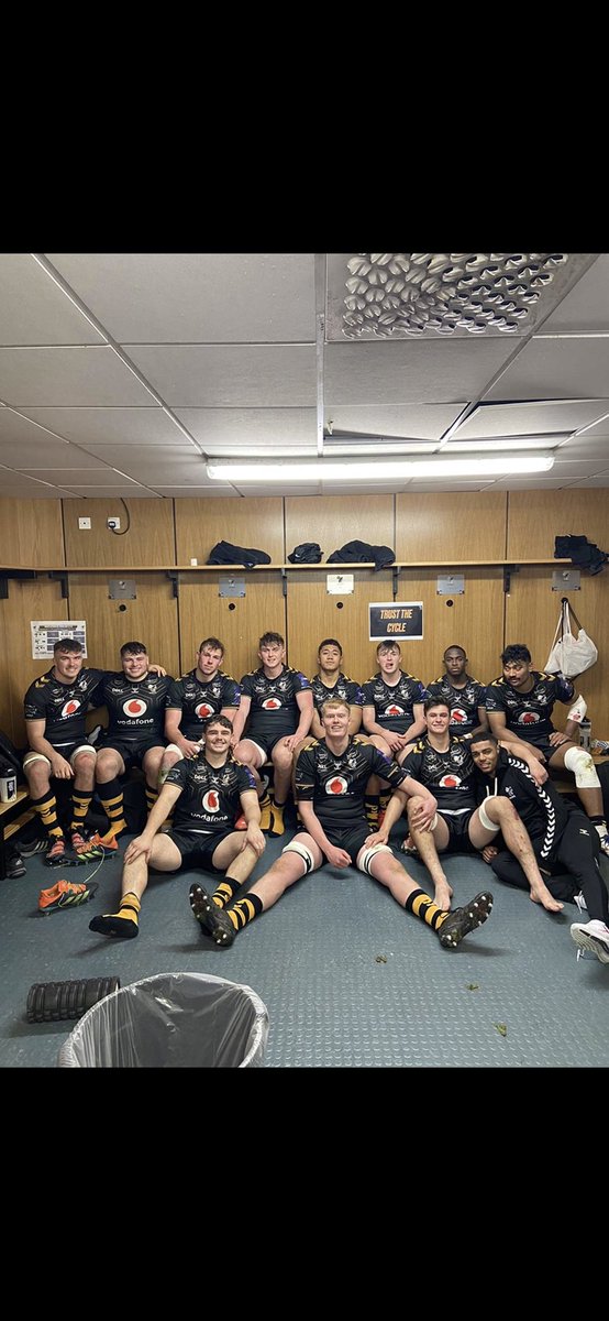 hartley_olly's tweet photo. Memories to last a lifetime, a special club with amazing people. 💛🖤 https://t.co/KqehRQwPCW
